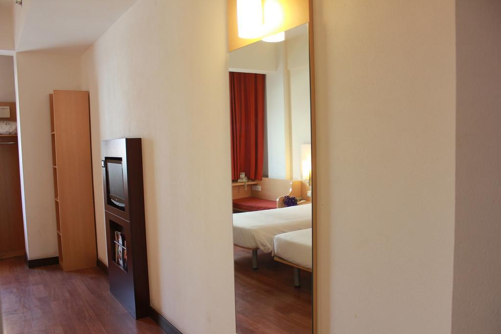 Ibis Dalian Zhongshan Square Esterno foto