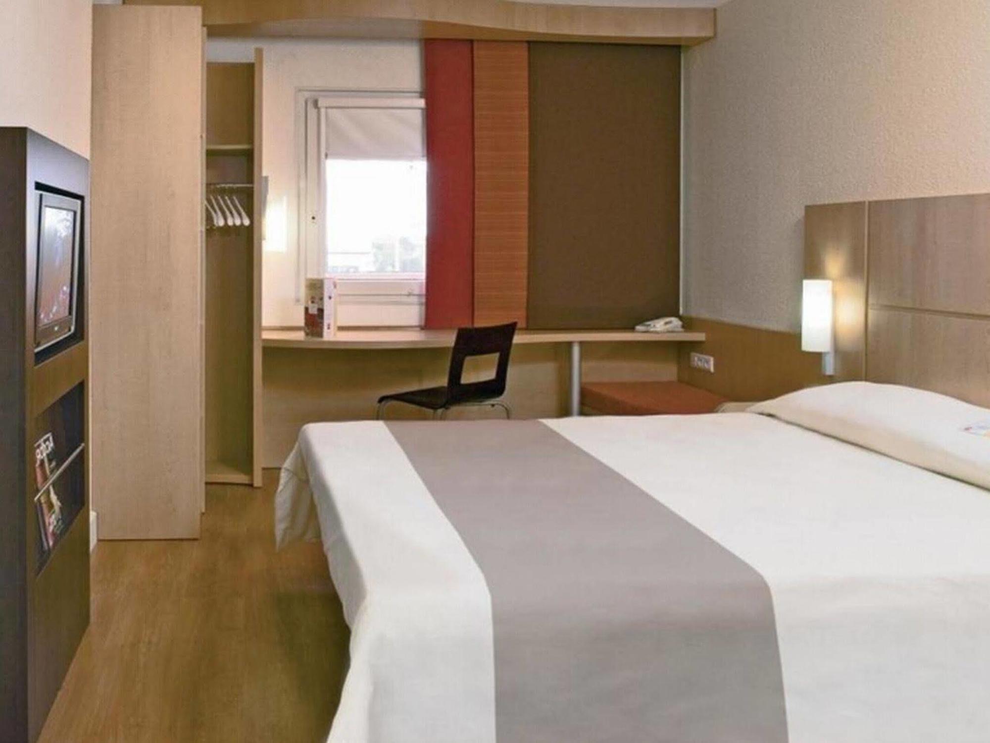 Ibis Dalian Zhongshan Square Esterno foto