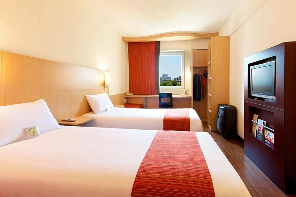 Ibis Dalian Zhongshan Square Esterno foto